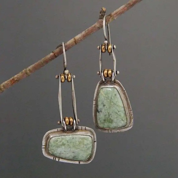 Elegant Green and Silver Dangle Earrings - Picture 4 of 5